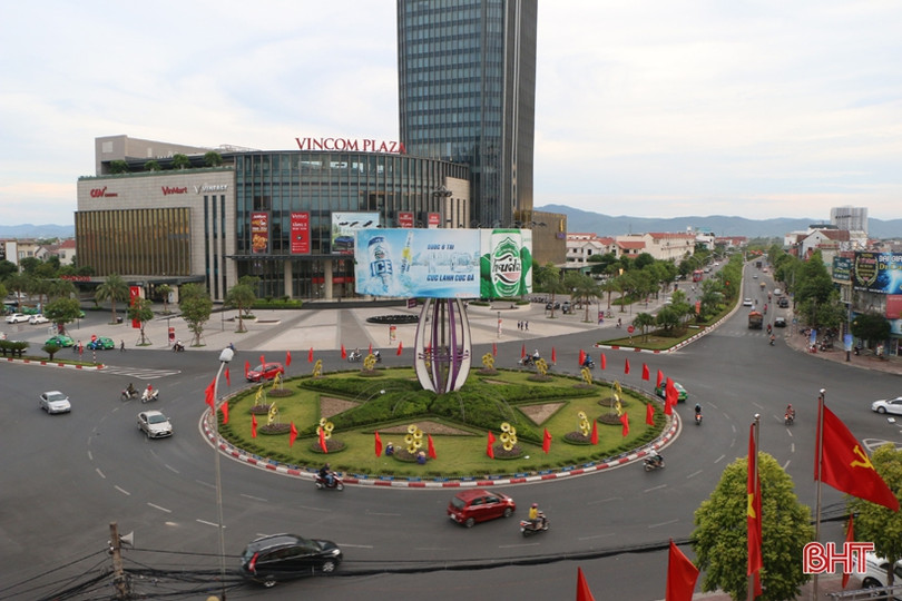 Thành Sen rực rỡ cờ hoa trước thềm Đại hội Đảng bộ thành phố Hà Tĩnh