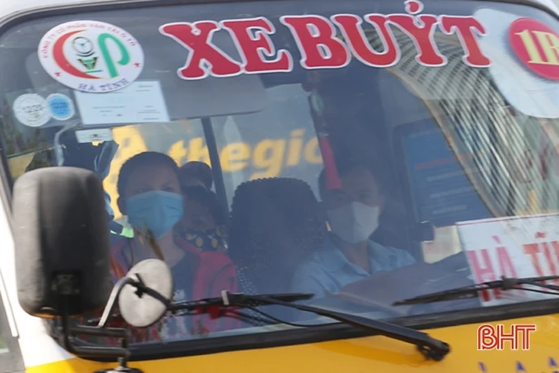 Người dân Hà Tĩnh chủ động phòng dịch Covid-19 khi tham gia giao thông công cộng 
