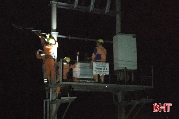 Ảnh hưởng bão số 5, nhiều nhà dân ở Nghi Xuân bị tốc mái, kè biển Lộc Hà sạt lở