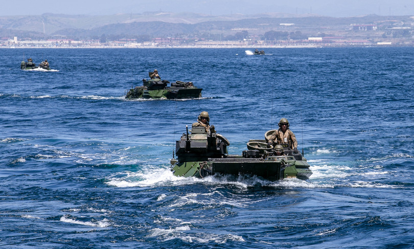 Thiết giáp lội nước Mỹ chìm, 8 người mất tích