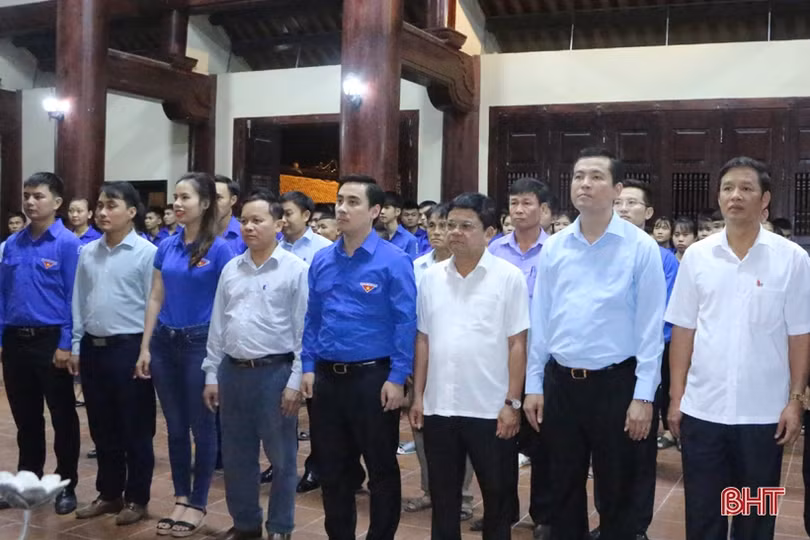 Hàng ngàn ngọn nến lung linh tri ân các anh hùng liệt sỹ