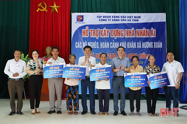 Xăng dầu Hà Tĩnh hỗ trợ 200 triệu đồng xây nhà cho hộ nghèo