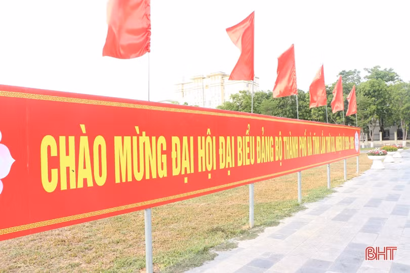 Thành Sen rực rỡ cờ hoa trước thềm Đại hội Đảng bộ thành phố Hà Tĩnh