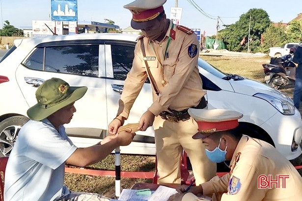 Công an Thạch Hà trao 400 khẩu trang hỗ trợ người dân phòng dịch