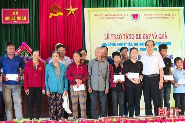 130 suất quà đến đối tượng chính sách, trẻ mồ côi ở Đức Thọ