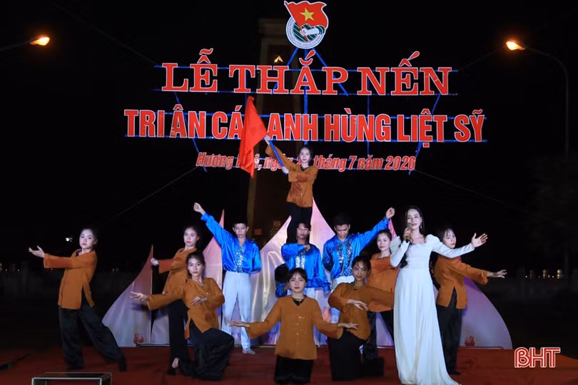 Hàng ngàn ngọn nến lung linh tri ân các anh hùng liệt sỹ