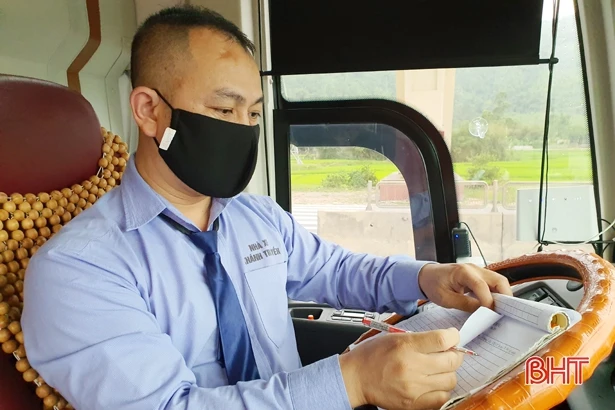 Người dân Hà Tĩnh chủ động phòng dịch Covid-19 khi tham gia giao thông công cộng 