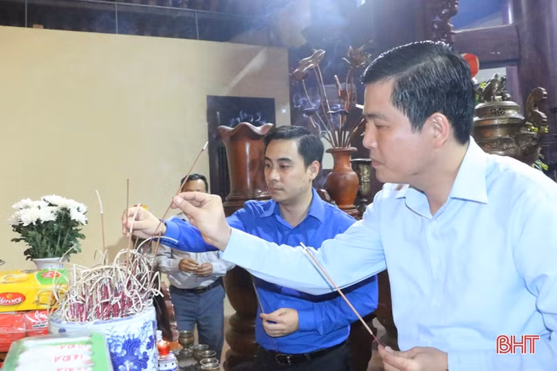 Hàng ngàn ngọn nến lung linh tri ân các anh hùng liệt sỹ