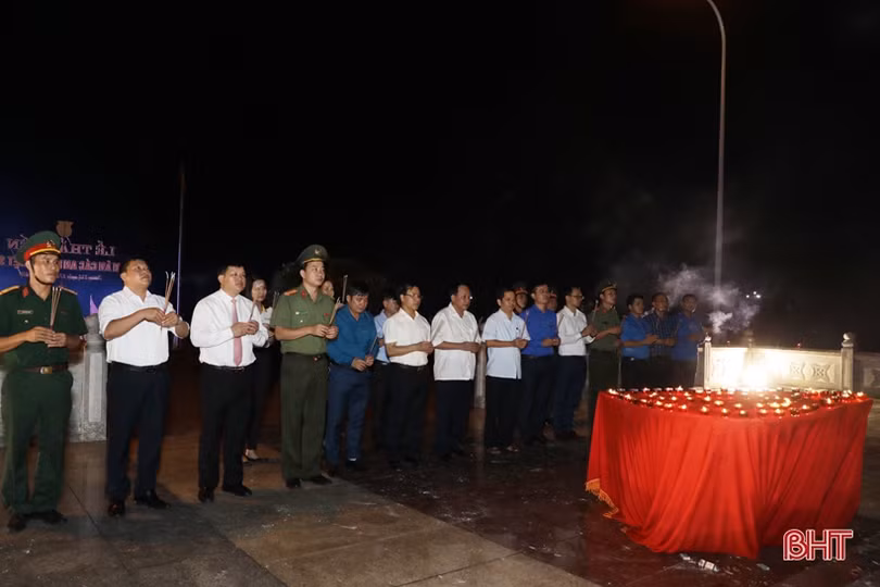 Hàng ngàn ngọn nến lung linh tri ân các anh hùng liệt sỹ