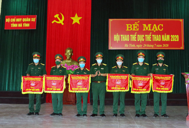 Gần 200 chiến sỹ “đội nắng” tranh tài tại hội thao quốc phòng