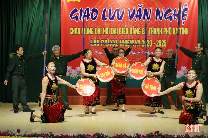 Thành Sen rực rỡ cờ hoa trước thềm Đại hội Đảng bộ thành phố Hà Tĩnh