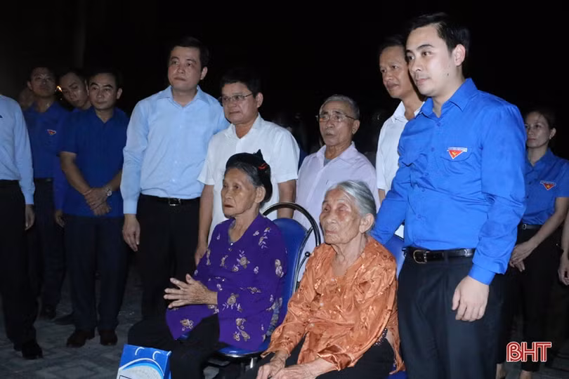 Hàng ngàn ngọn nến lung linh tri ân các anh hùng liệt sỹ