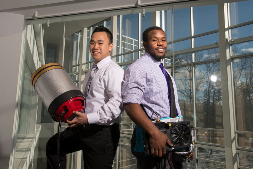 Việt Trần và cộng sự cầm trên tay bình chữa cháy âm thanh. 22 ý tưởng công nghệ hứa hẹn thay đổi tương lai