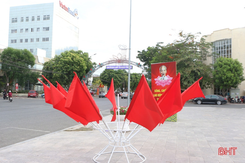 Thành Sen rực rỡ cờ hoa trước thềm Đại hội Đảng bộ thành phố Hà Tĩnh