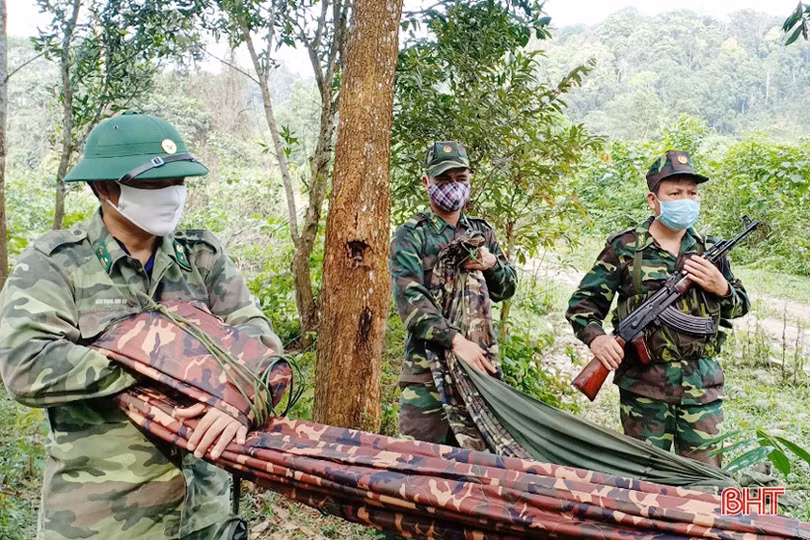 Bộ đội Biên phòng Hà Tĩnh chốt chặn đường mòn, lối mở, “chống dịch như chống giặc”