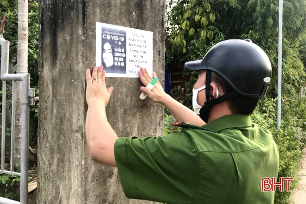 Công an Thạch Hà trao 400 khẩu trang hỗ trợ người dân phòng dịch