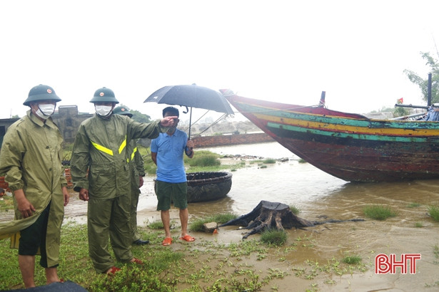 Tư lệnh Quân khu 4 kiểm tra công tác ứng phó với hoàn lưu bão số 2 tại Hà Tĩnh ảnh 4 Tư lệnh Quân khu 4 kiểm tra công tác ứng phó với hoàn lưu bão số 2 tại Hà Tĩnh