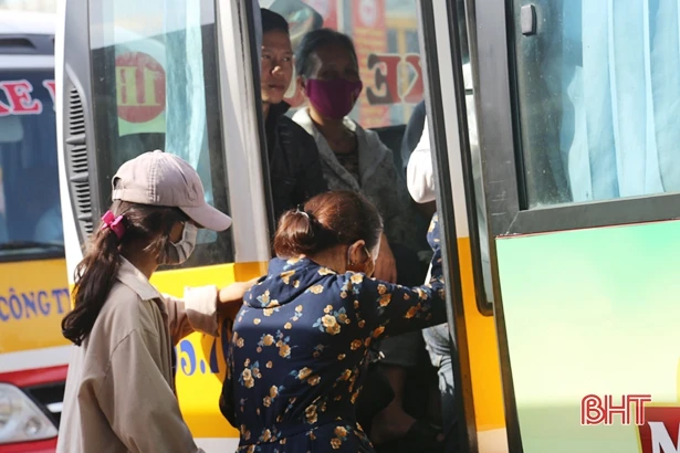 Người dân Hà Tĩnh chủ động phòng dịch Covid-19 khi tham gia giao thông công cộng 