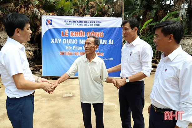 Xăng dầu Hà Tĩnh hỗ trợ 200 triệu đồng xây nhà cho hộ nghèo