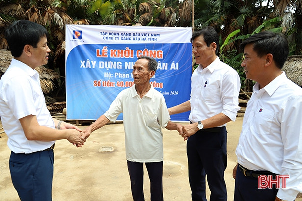 Xăng dầu Hà Tĩnh hỗ trợ 200 triệu đồng xây nhà cho hộ nghèo