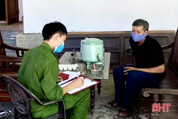 Công an Thạch Hà trao 400 khẩu trang hỗ trợ người dân phòng dịch