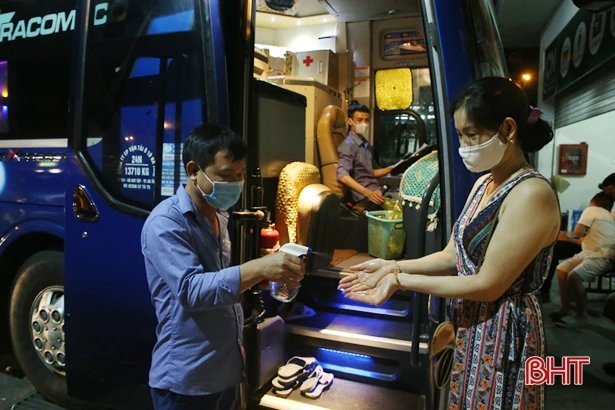 Người dân Hà Tĩnh chủ động phòng dịch Covid-19 khi tham gia giao thông công cộng 