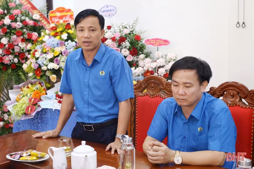 Lãnh đạo Hà Tĩnh chúc mừng Liên đoàn Lao động tỉnh nhân ngày truyền thống