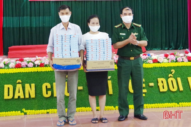 Giúp người dân khu vực biên giới tăng năng lực phòng chống Covid-19