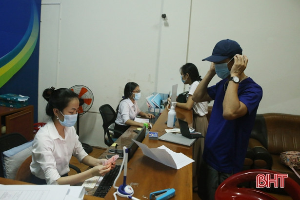 Người dân Hà Tĩnh chủ động phòng dịch Covid-19 khi tham gia giao thông công cộng
