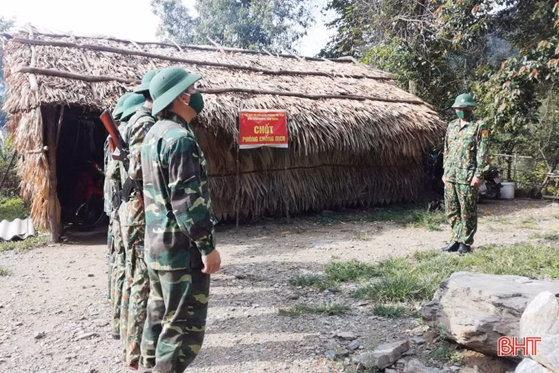 Bộ đội Biên phòng Hà Tĩnh chốt chặn đường mòn, lối mở, “chống dịch như chống giặc”