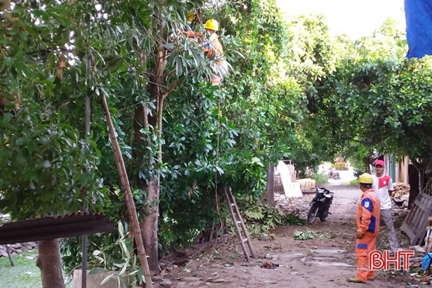 Dông lốc gây mất điện diện rộng, Điện lực Đức Thọ xử lý sự cố trong đêm ảnh 6 Dông lốc gây mất điện diện rộng, Điện lực Đức Thọ xử lý sự cố trong đêm