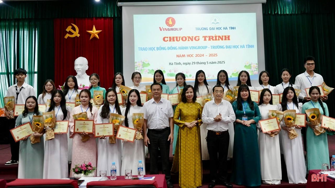 Vingroup - HTU Companion Scholarship is awarded to 22 students with excellent achievements in studying and scientific research and contributing to the community in the 2024-2025 school year. bqbht_br_1.jpg