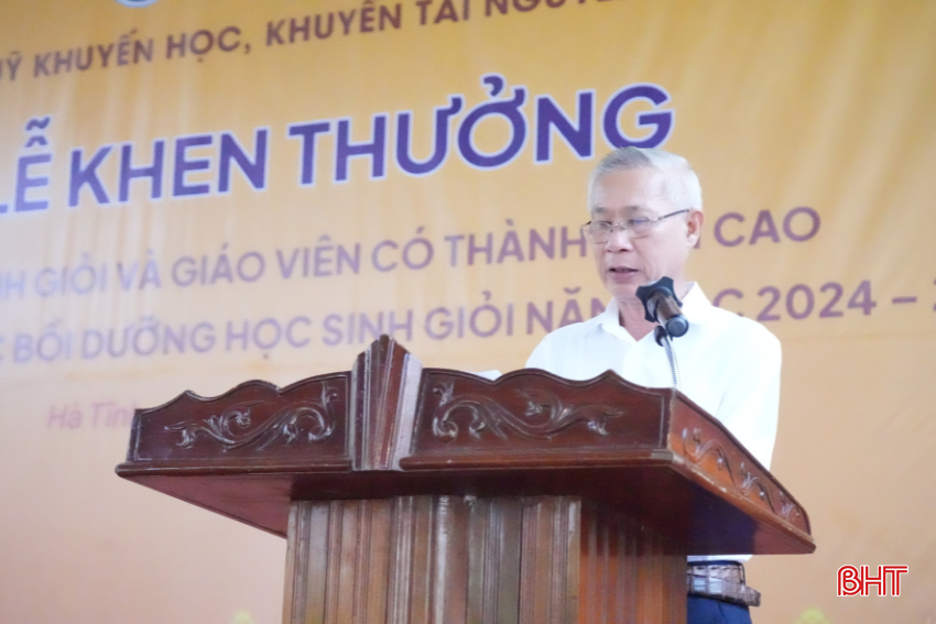 Ông Đoàn Đình Anh, Chủ tịch Hội Khuyến học Hà Tĩnh báo cáo hoạt động của Quỹ Khuyến học, khuyến tài Nguyễn Du. bqbht_br_bac-anh.png