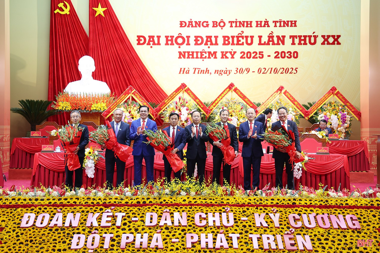 Thường trực Tỉnh ủy khóa XX tặng hoa chúc mừng các đồng chí Ủy viên BTV Tỉnh ủy khóa XIX nghỉ hưu, chuyển công tác. bqbht_br_tang-hoa-bch-cu.jpg