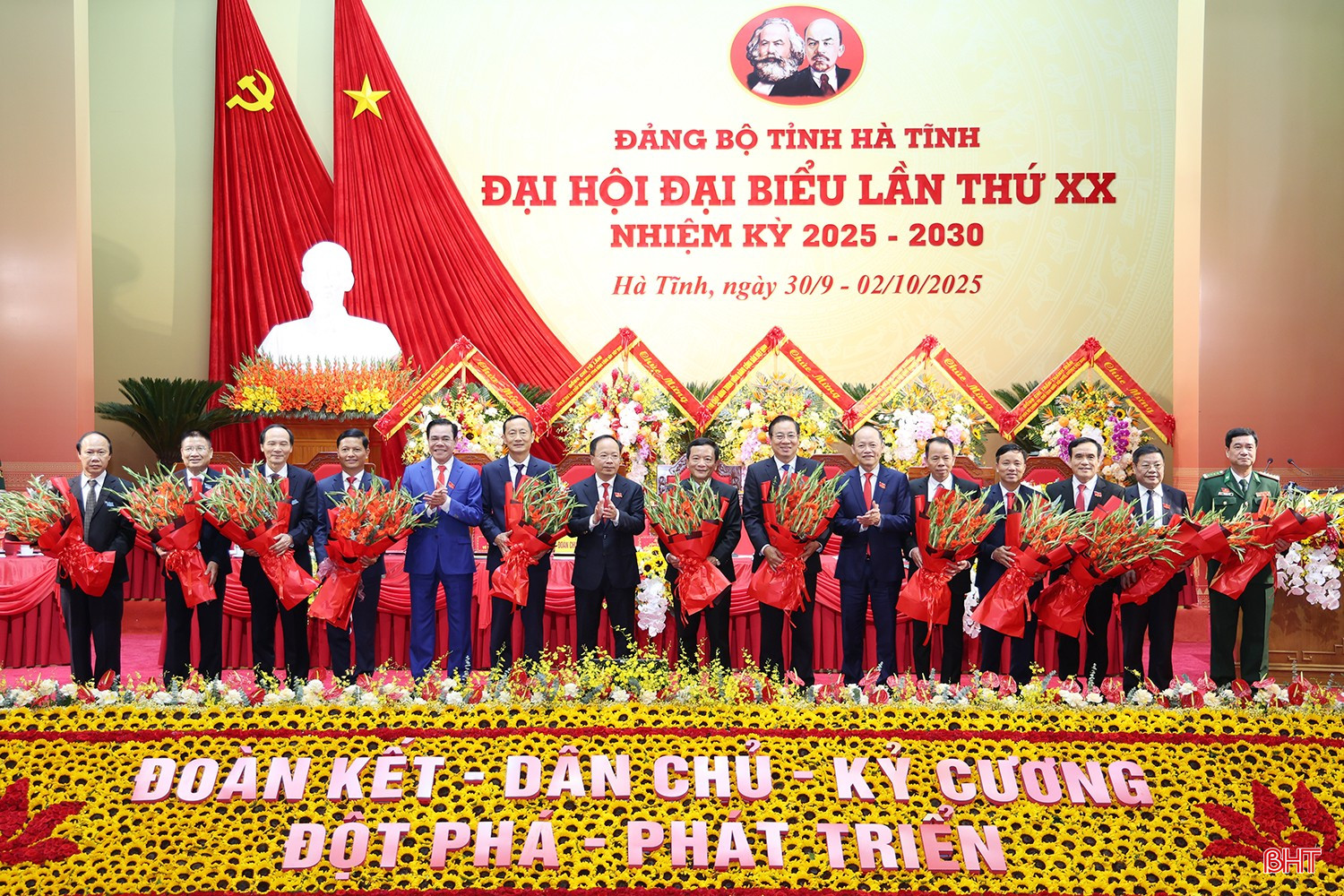 Thường trực Tỉnh ủy khóa XX tặng hoa chúc mừng các đồng chí Ủy viên BCH Đảng bộ tỉnh không tái cử. bqbht_br_tang-hoa-bch-khong-tai-cu.jpg