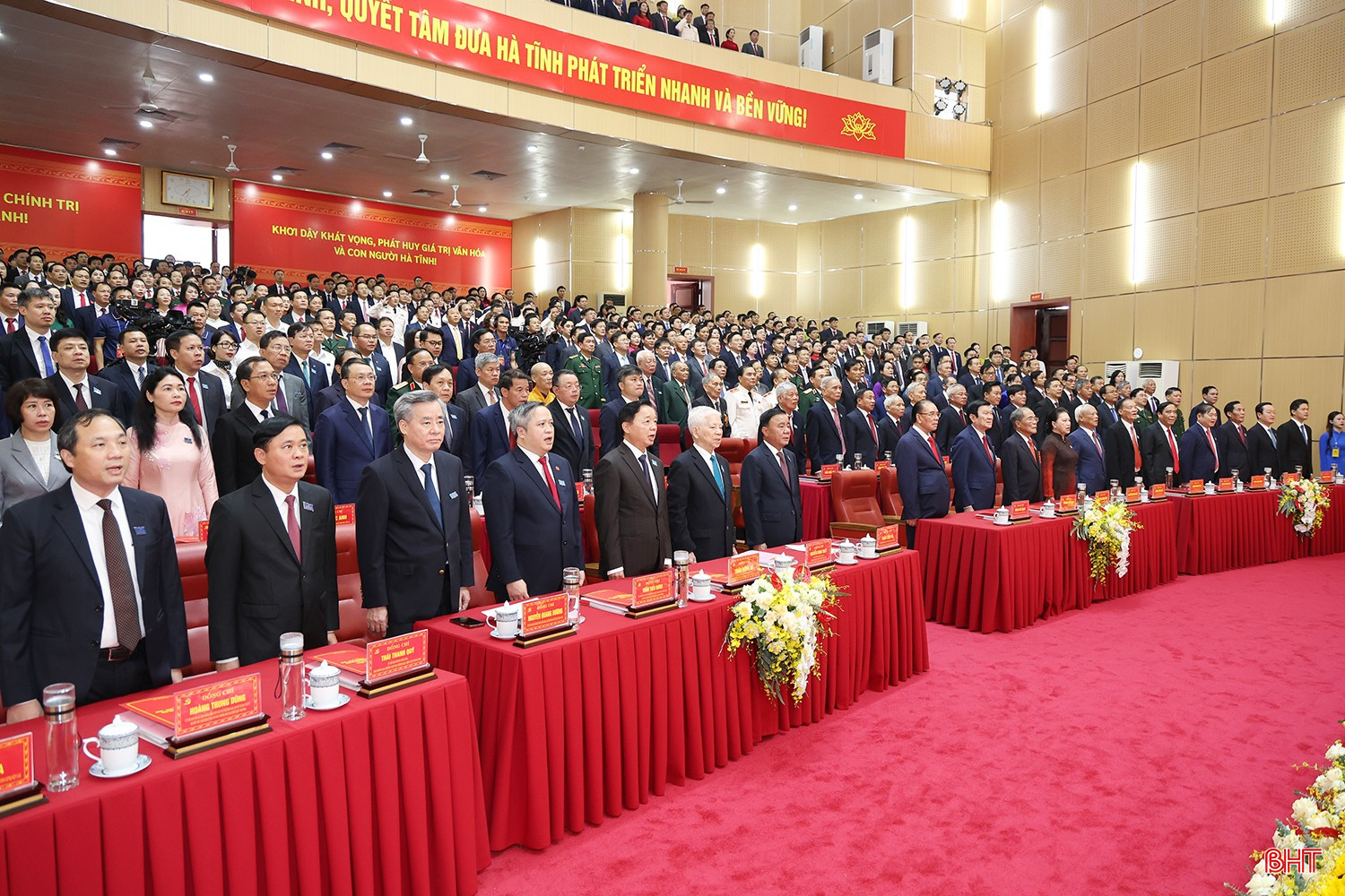 Đại biểu thực hiện nghi lễ chào cờ bqbht_br_chao-co.jpg