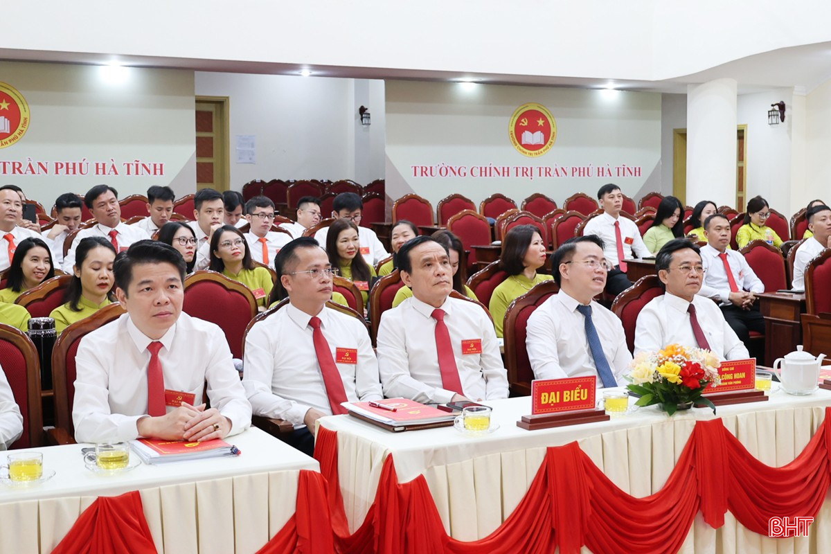 Phó Bí thư Thường trực Tỉnh ủy Trần Thế Dũng và các đại biểu dự đại hội. bqbht_br_img-1838.jpg