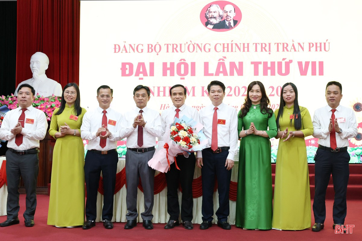 Lãnh đạo tỉnh tặng hoa chúc mừng Ban Chấp hành Đảng bộ Trường Chính trị Trần Phú nhiệm kỳ 2025 - 2030. bqbht_br_img-1953.jpg