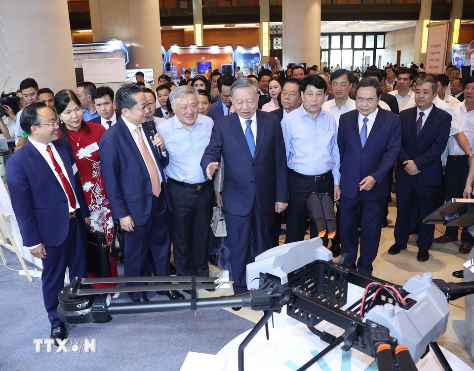 Tổng Bí thư Tô Lâm và các đại biểu tham quan triển lãm &quot;Những thành tựu trong xây dựng và thực thi pháp luật&quot; và &quot;Những thành tựu trong phát triển kinh tế tư nhân và các gian hàng trưng bày sản phẩm của các doanh nghiệp tư nhân&quot;. Ảnh: Thống Nhất/TTXVN