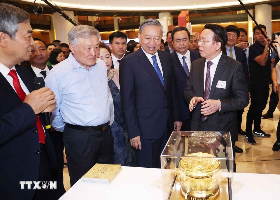 Tổng Bí thư Tô Lâm và các đại biểu tham quan triển lãm &quot;Những thành tựu trong xây dựng và thực thi pháp luật&quot; và &quot;Những thành tựu trong phát triển kinh tế tư nhân và các gian hàng trưng bày sản phẩm của các doanh nghiệp tư nhân&quot;. Ảnh: Thống Nhất/TTXVN