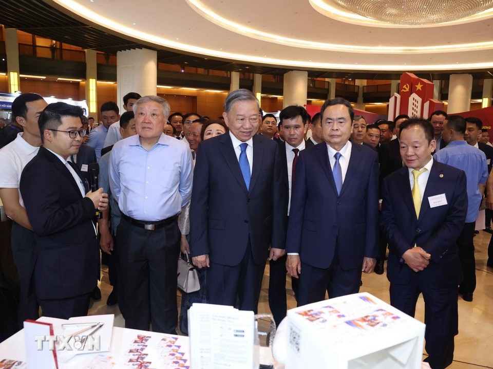 Tổng Bí thư Tô Lâm và các đại biểu tham quan triển lãm &quot;Những thành tựu trong xây dựng và thực thi pháp luật&quot; và &quot;Những thành tựu trong phát triển kinh tế tư nhân và các gian hàng trưng bày sản phẩm của các doanh nghiệp tư nhân&quot;. Ảnh: Thống Nhất/TTXVN