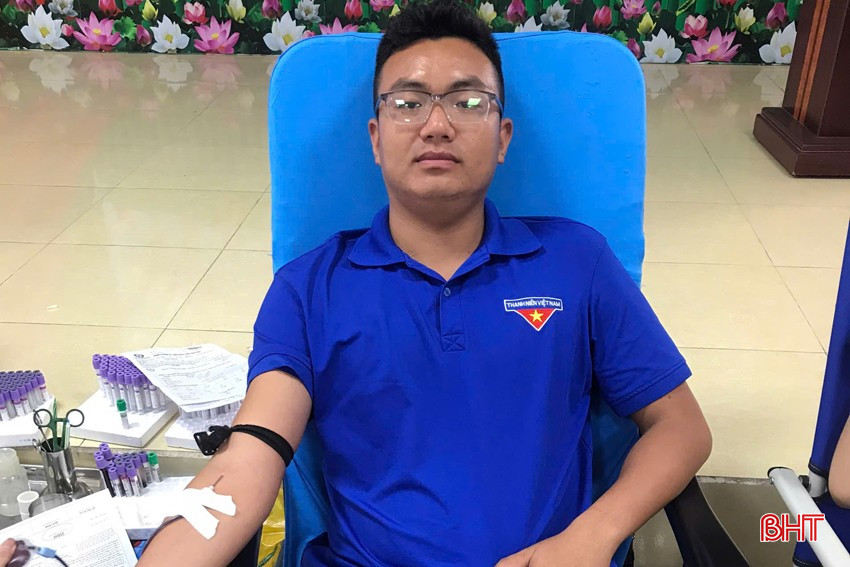 Anh Nguyễn Ngọc Chính hiến máu cứu người tại Bệnh viện Hữu Nghị đa khoa Nghệ An. bqbht_br_01.jpg