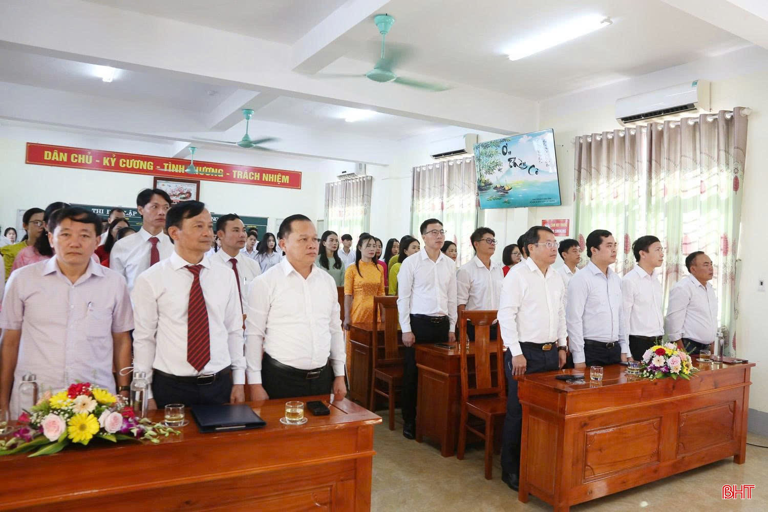 Phó Chủ tịch UBND tỉnh Dương Tất Thắng và các đại biểu dự lễ khai giảng tại Trường THPT Nguyễn Đổng Chi (xã Đông Kinh). bqbht_br_3414911fbf22347c6d33.jpg