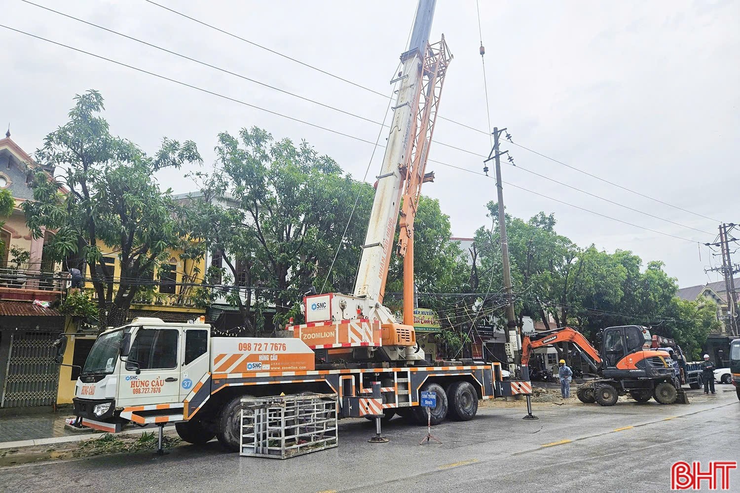 Lực lượng chức năng gia cố cột điện trung thế bị nghiêng trên đường Nguyễn Du (phường Thành Sen) image-2.jpg