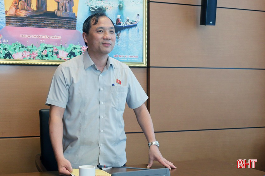 Đồng chí Hoàng Trung Dũng - Ủy viên BCH Trung ương Đảng, Trưởng đoàn ĐBQH tỉnh Hà Tĩnh chủ trì buổi thảo luận tổ chiều 8/5. bqbht_br_1hoangtrungdungchieu85.jpg