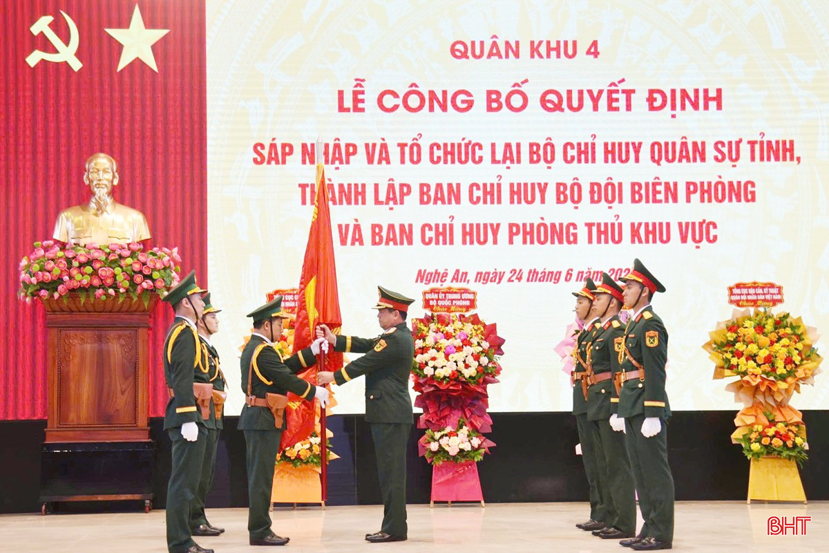 Trao Quân kỳ quyết thắng cho các đơn vị. bqbht_br_anh-3.jpg