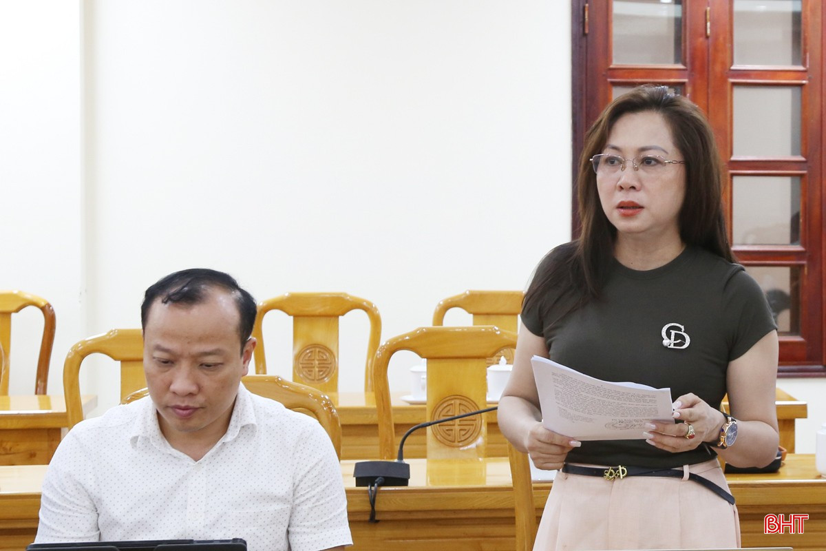 Phó Tổng biên tập Báo Hà Tĩnh Trần Thị Phương Hoa góp ý một số nội dung cho lễ kỷ niệm. bqbht_br_5.jpg