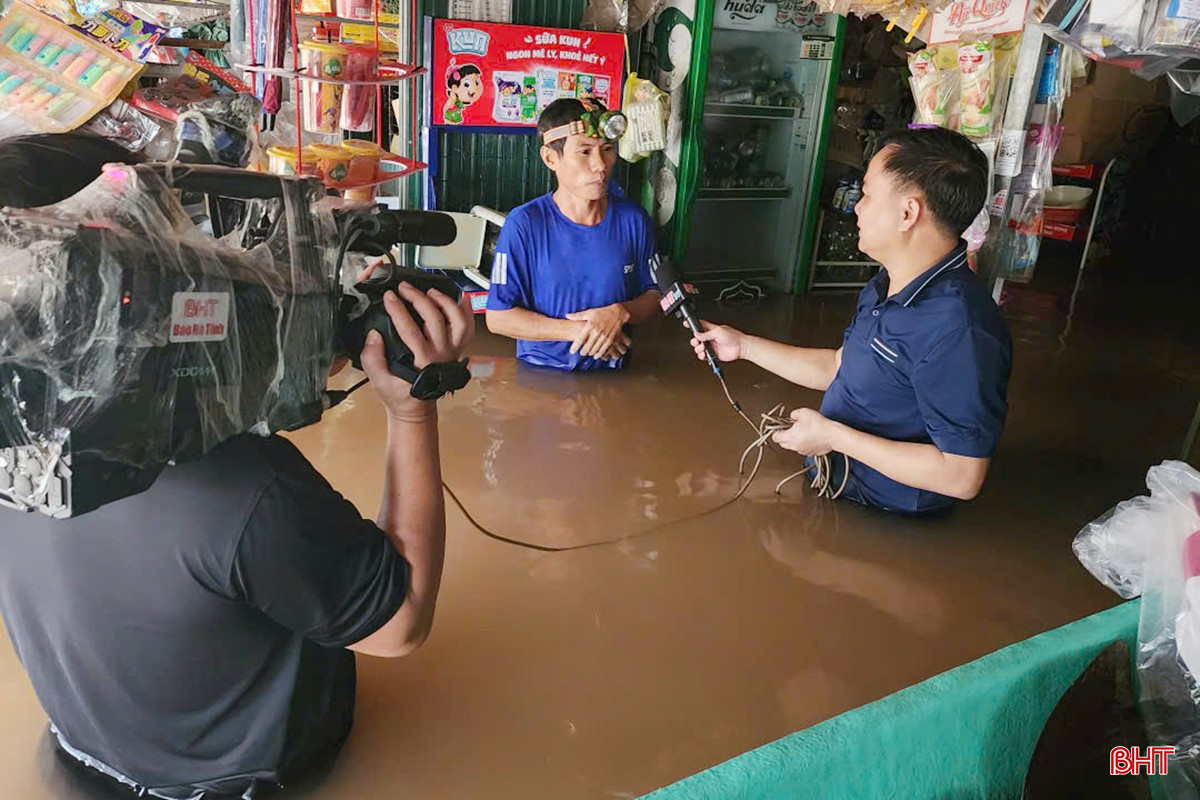 PV Báo và Phát thanh, Truyền hình Hà Tĩnh tác nghiệp ở vùng ngập lũ sâu xã Cẩm Bình sáng 1/11. Ảnh: Trọng Thái bqbht_br_b6ab387b5137dd698426.jpg