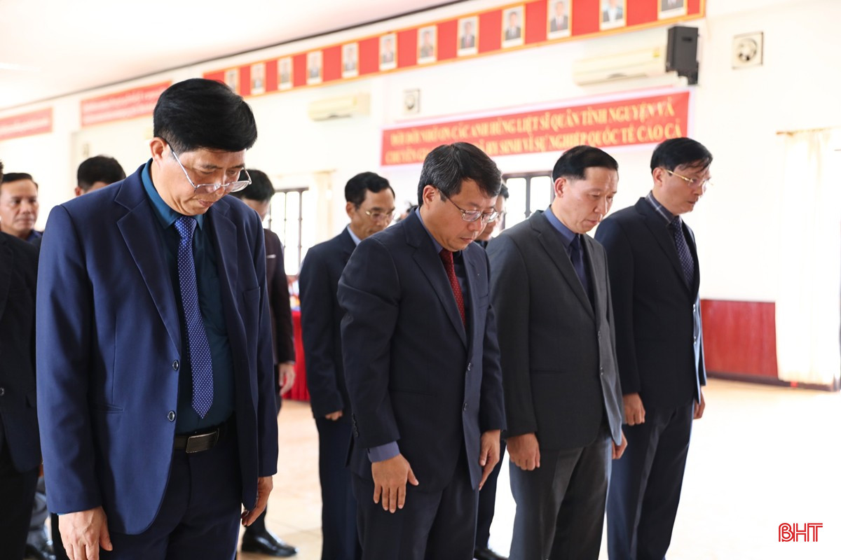 Phó Chủ tịch UBND tỉnh Hà Tĩnh Dương Tất Thắng cùng đoàn công tác dâng hương tưởng niệm. bqbht_br_4.jpg