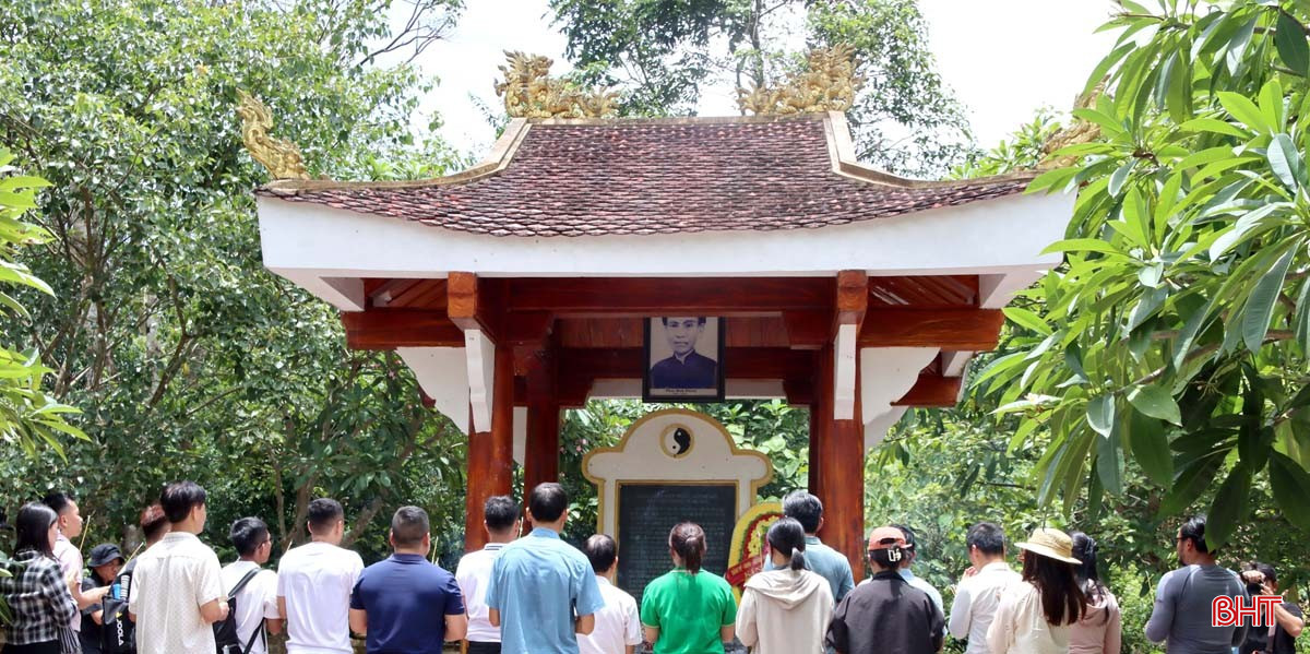 ក្រុមនេះបានរួមបញ្ចូលគ្នានូវដំណើរទស្សនកិច្ចទៅកាន់វិមានរំលឹកវិញ្ញាណក្ខន្ធលោកបណ្ឌិត Phan Dinh Phung និងក្រុមបះបោរ Huong Khe ដែលជានិមិត្តរូបនៃចលនា Can Vuong បង្កើតផលិតផលទេសចរណ៍ដែលរួមបញ្ចូលគ្នានូវធម្មជាតិ និងប្រវត្តិសាស្រ្ត។ bqbht_br_dang-huong-tai-di-tich-nha-bia-tuong-niem-dinh-nguyen-tien-si-phan-dinh-phung-va-nghia-quan-huong-khe.jpg